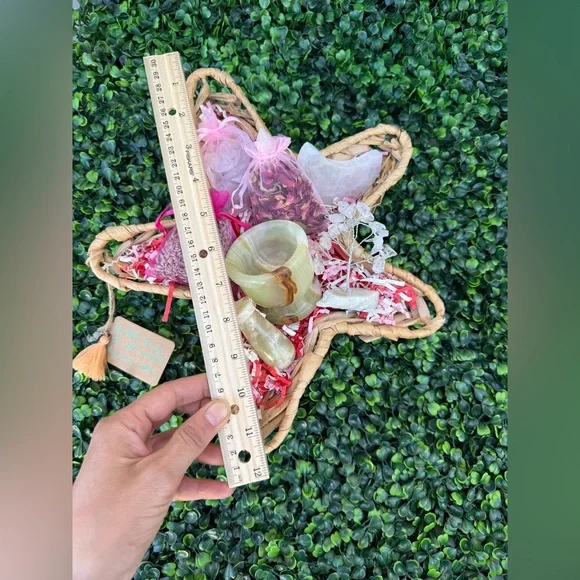 Ocean-Inspired Crystal Gift Set | Selenite, Quartz, Green Onyx & Botanicals - Picture 8 of 8